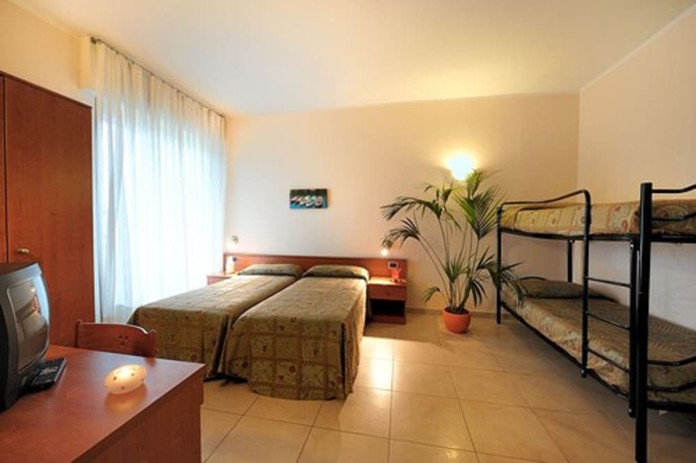Standard Triple Room, Balcony photo 2