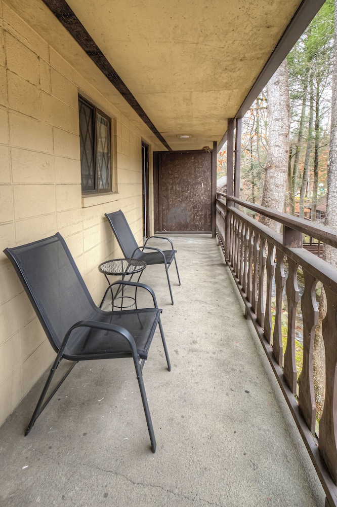Standard Room, 2 Queen Beds (Creekside) - Photo 12