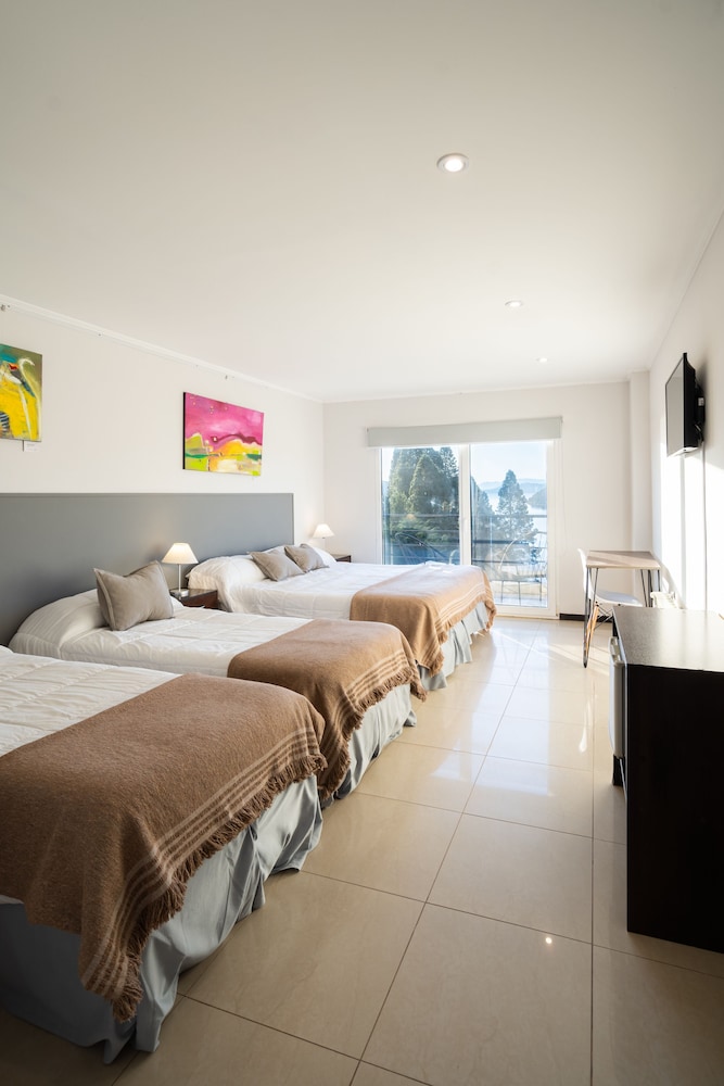 Superior Quadruple Room, Lake View photo 1