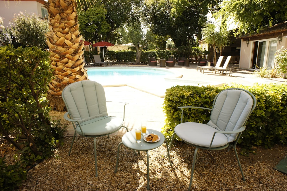 Junior Suite, Multiple Beds, Non Smoking, Pool View - Photo 3