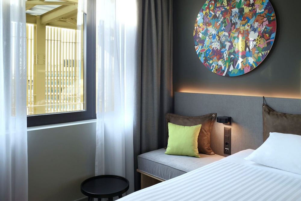 Room, 1 Queen Bed (View) thumbnail 6