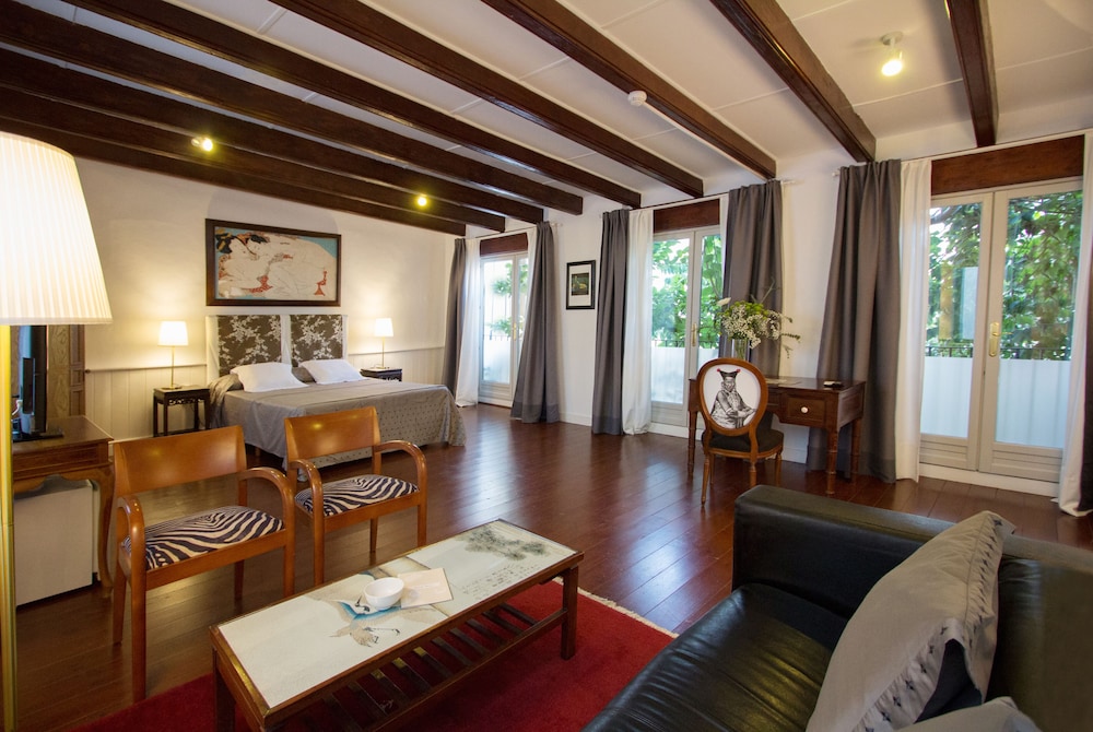 Premium Suite, 1 Bedroom, Private Bathroom - Photo 18