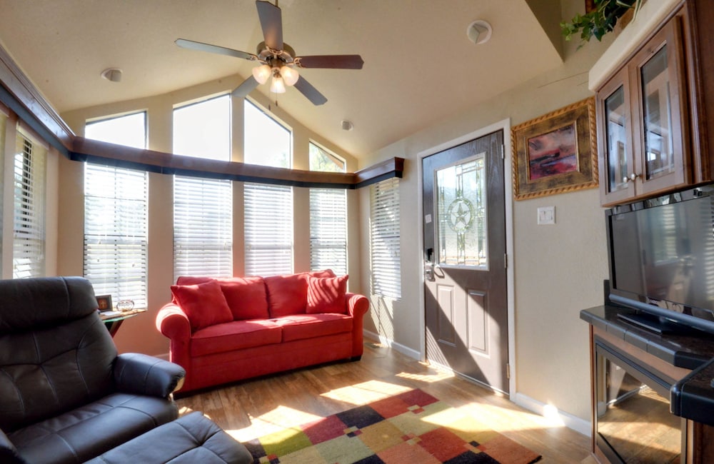 Executive Cottage (Pet Friendly) photo 3