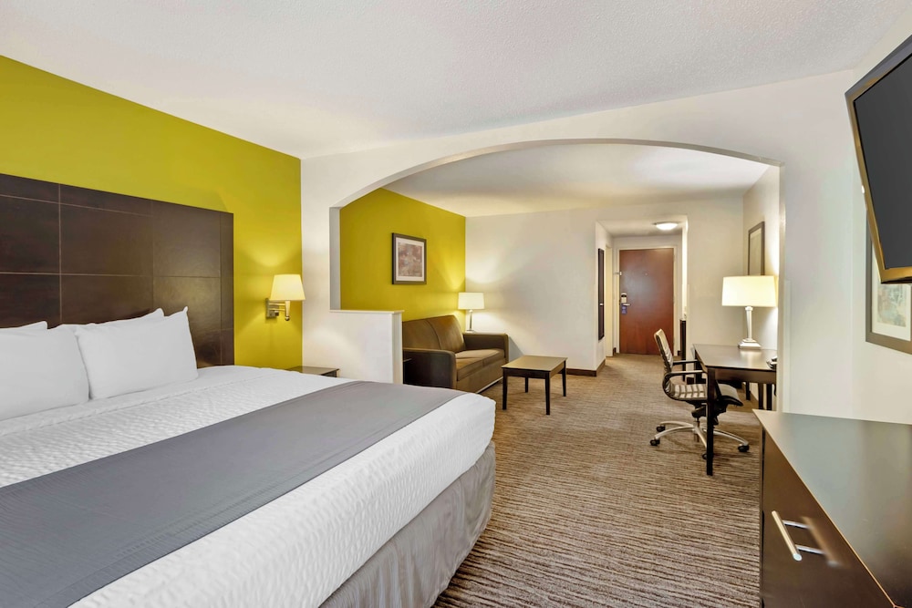Suite, 1 King Bed, Non Smoking, Refrigerator & Microwave - Photo 2