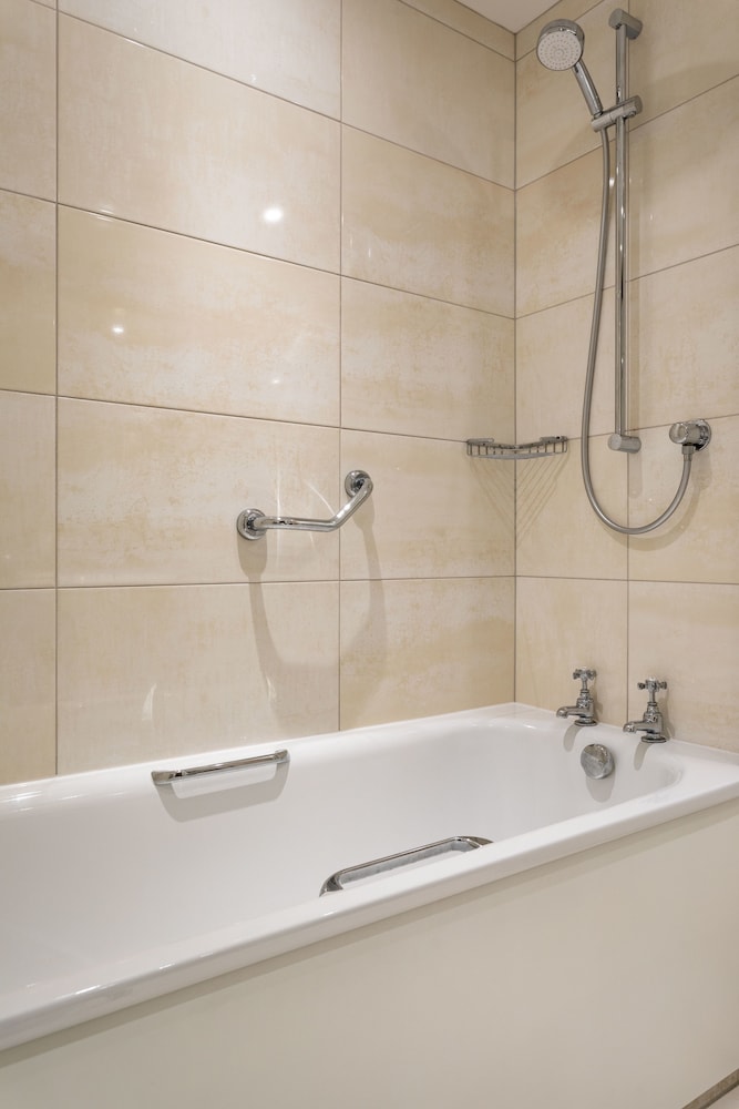 Deluxe Double or Twin Room (Feature) - Photo 8