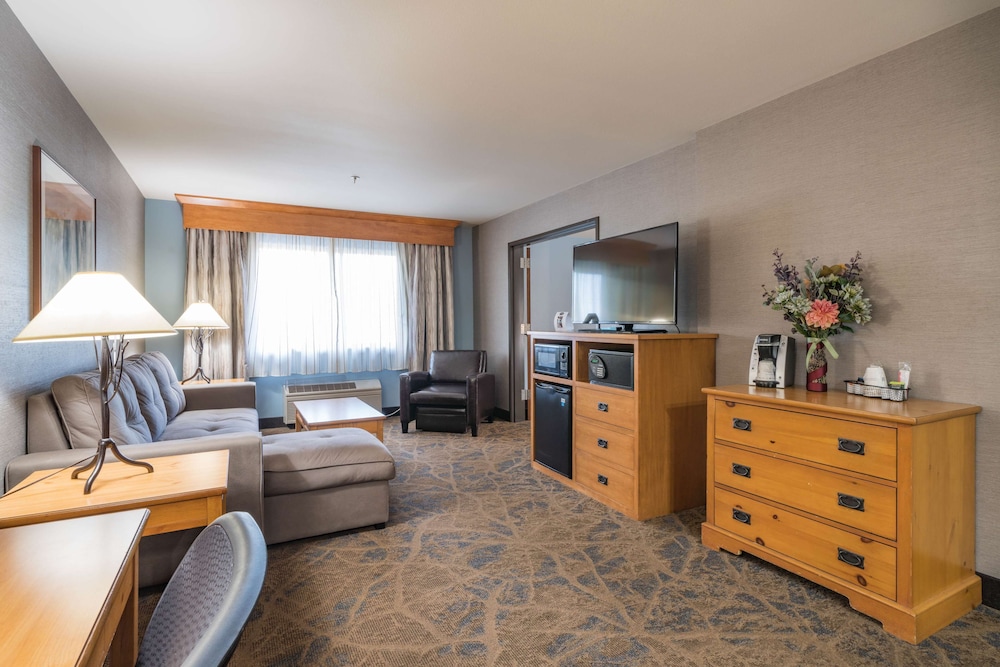 Suite, 1 King Bed with Sofa bed, Jetted Tub (with Sofabed) photo 2
