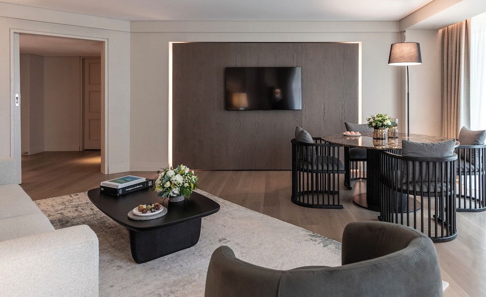 Deluxe City View Suite