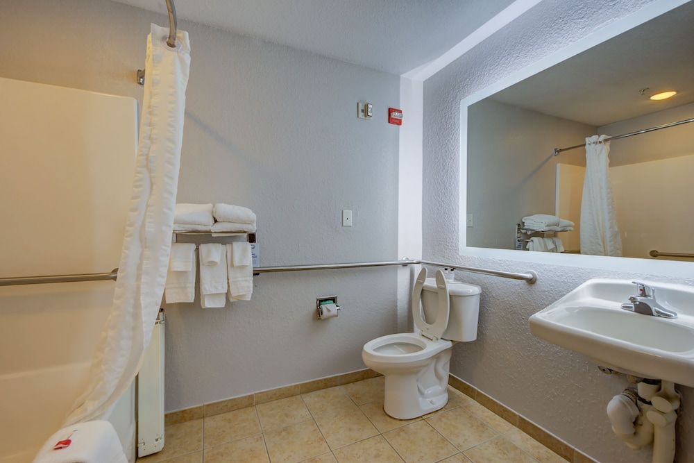 Room, 1 Queen Bed, Accessible, Non Smoking (Mobility/Hearing/Tub w/Grab Bars) - Photo 2