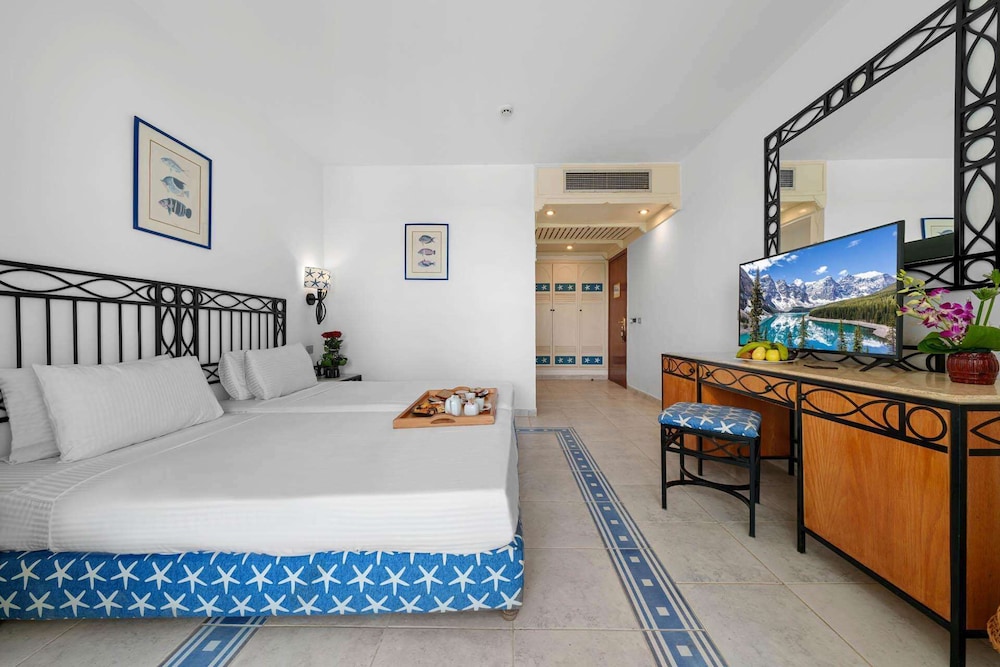 Aquamarine  Queen or Twin Room - Pool View & Garden View - Photo 2