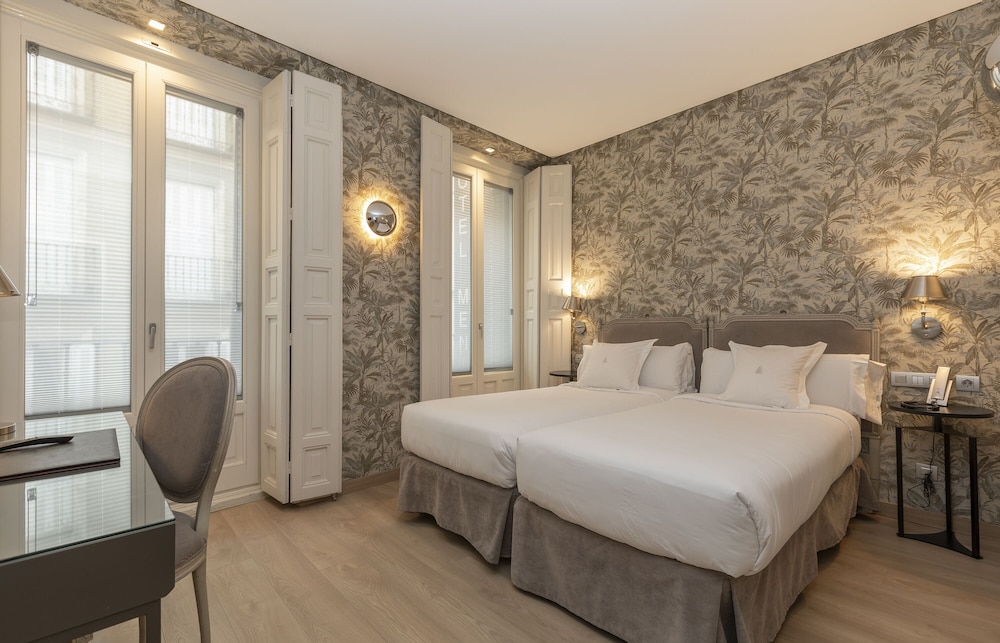 Junior Suite, 2 Twin Beds - Photo 1