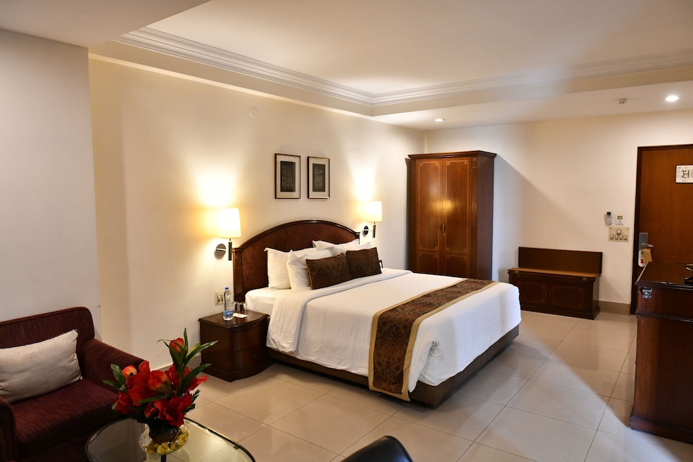 Executive Room, 1 King Bed, City View - Photo 2