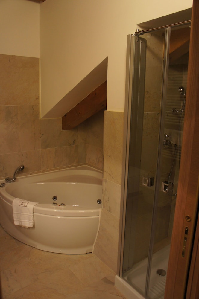 Comfort Suite, 1 Queen Bed - Photo 2