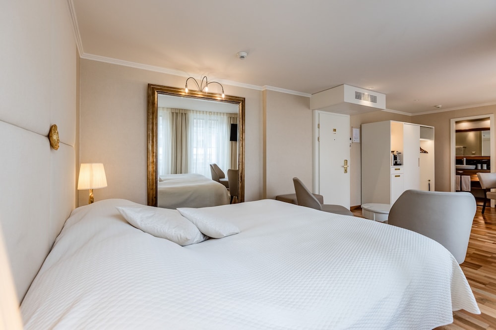 Double or Twin Room, City View - Photo 4