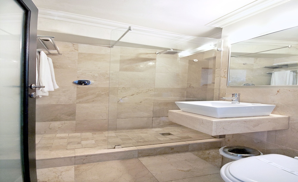 Deluxe King Room – Sea Facing - Photo 5