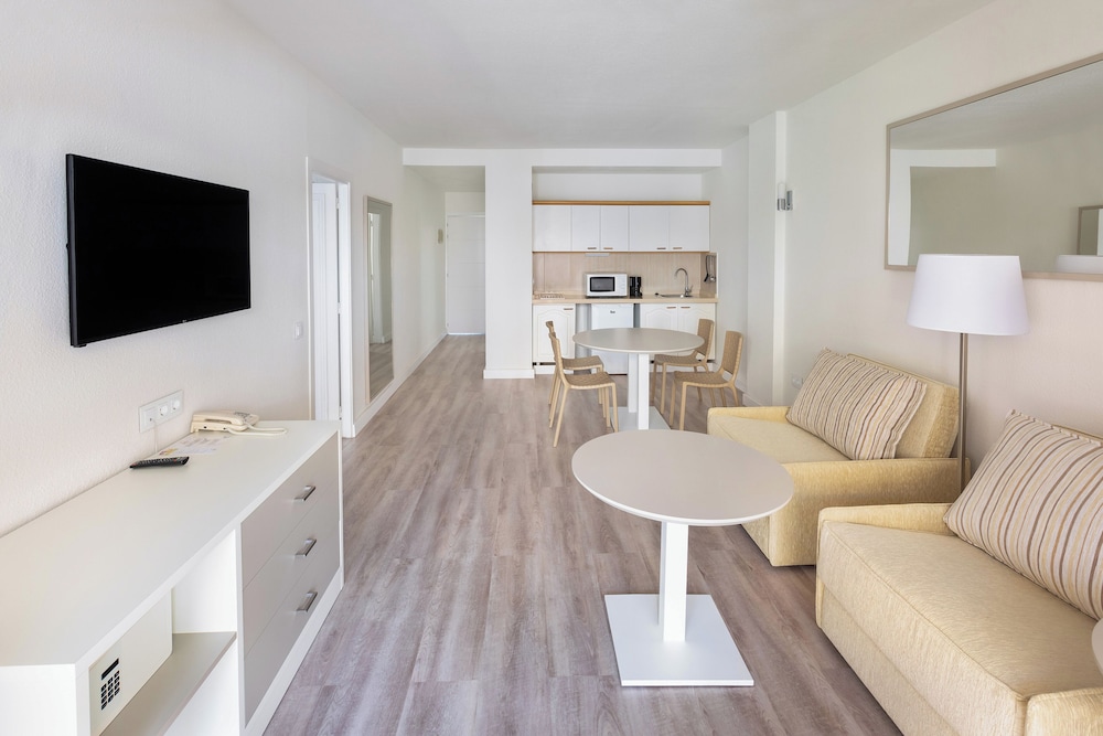 One Bedroom Suite Sea View (2+2) thumbnail 6