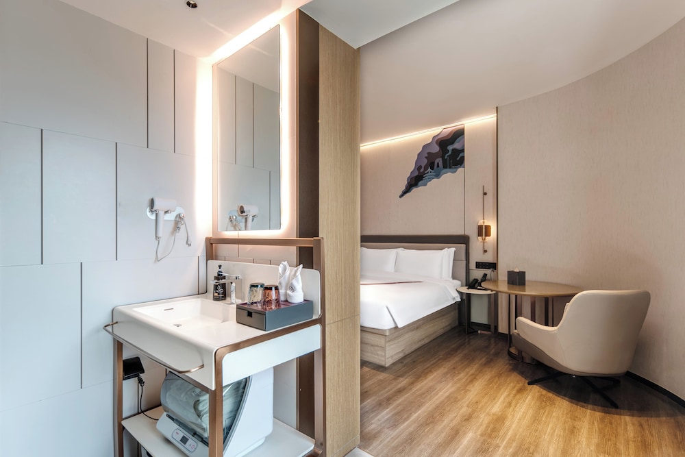 Economy Double Room, 1 King Bed, Corner