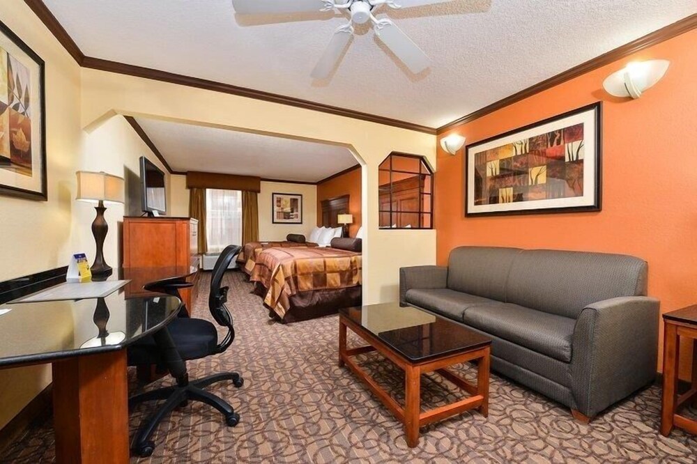 Suite, 2 Queen Beds, Non Smoking, Refrigerator & Microwave (with Sofabed) - Photo 2