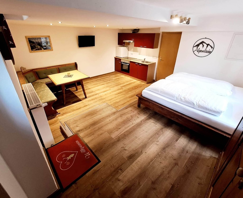 Traditional Studio Suite, 1 King Bed, Non Smoking, Kitchen (Room 6) photo 2