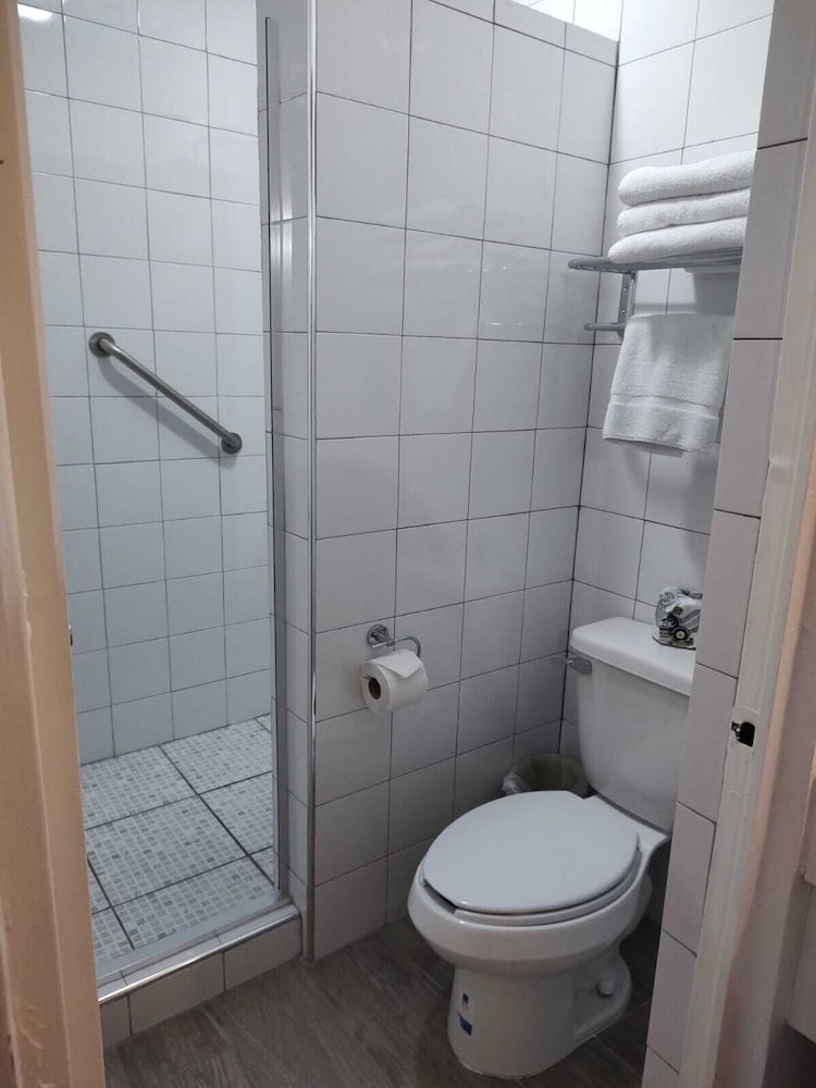 Standard Single Room, 1 King Bed photo 3
