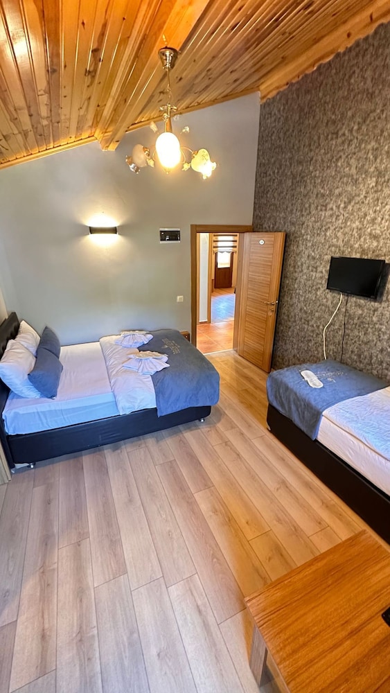 Deluxe Quadruple Room, Lake View photo 1