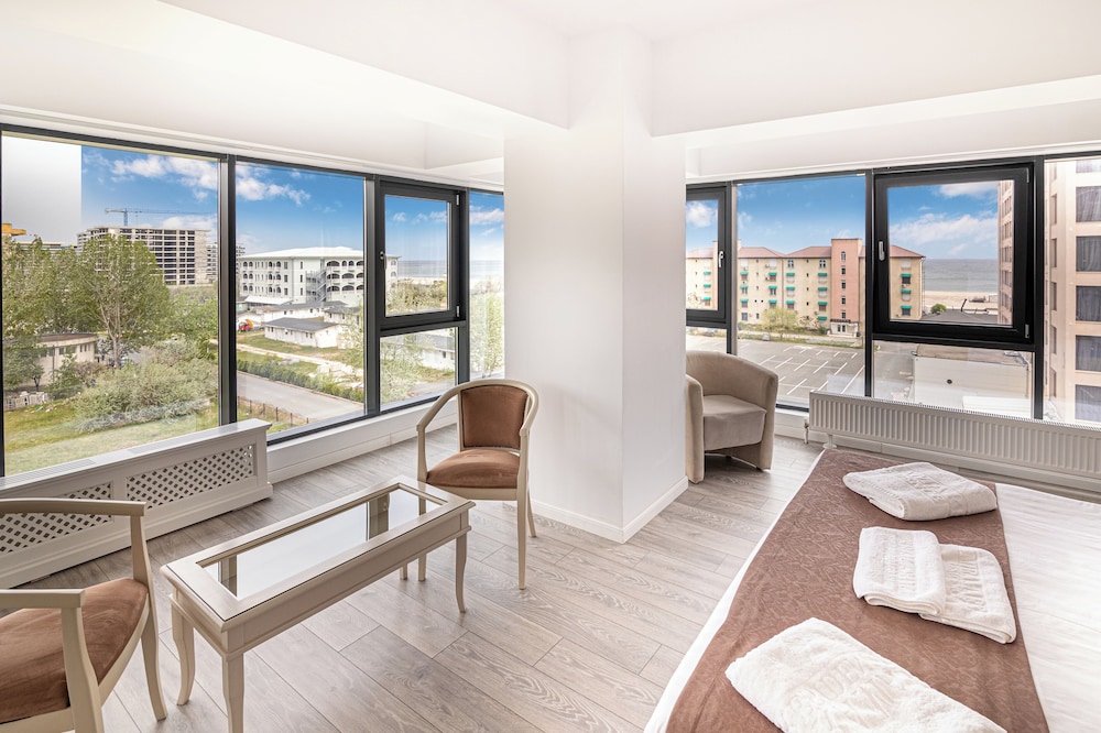 Senior Suite, Balcony, Partial Sea View photo 2