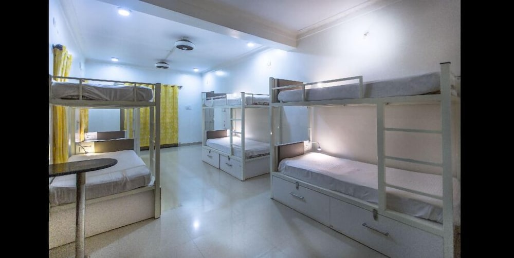 6 Bed Deluxe Mixed Dormitory photo 2