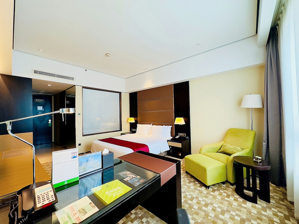 Premium Room, 1 King Bed, Smoking, Club Lounge Access (High Floor) - Photo 7