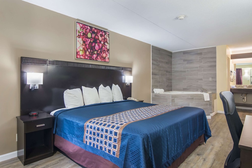 Suite, 1 King Bed, Smoking - Photo 1