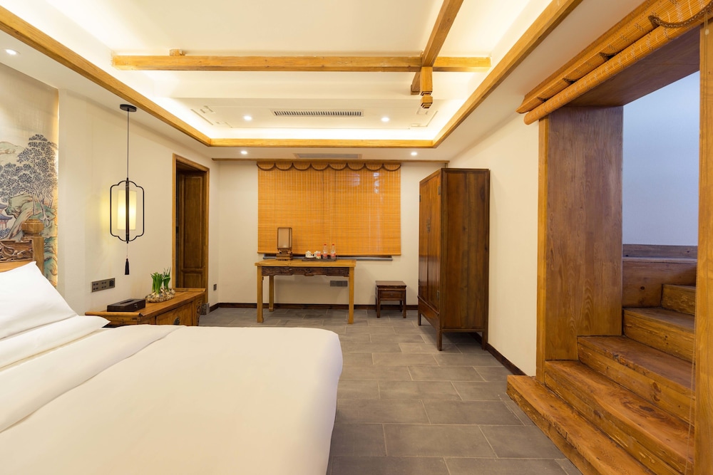 Honeymoon Double Room, Bathtub, City View photo 2