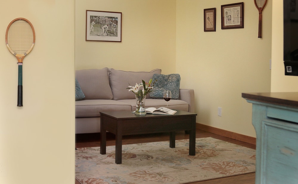Premier Single Room, 1 King Bed, Valley View, Ground Floor photo 3