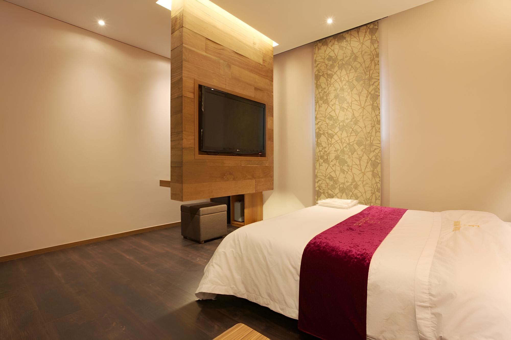 Room (Standard Room C) - Photo 7