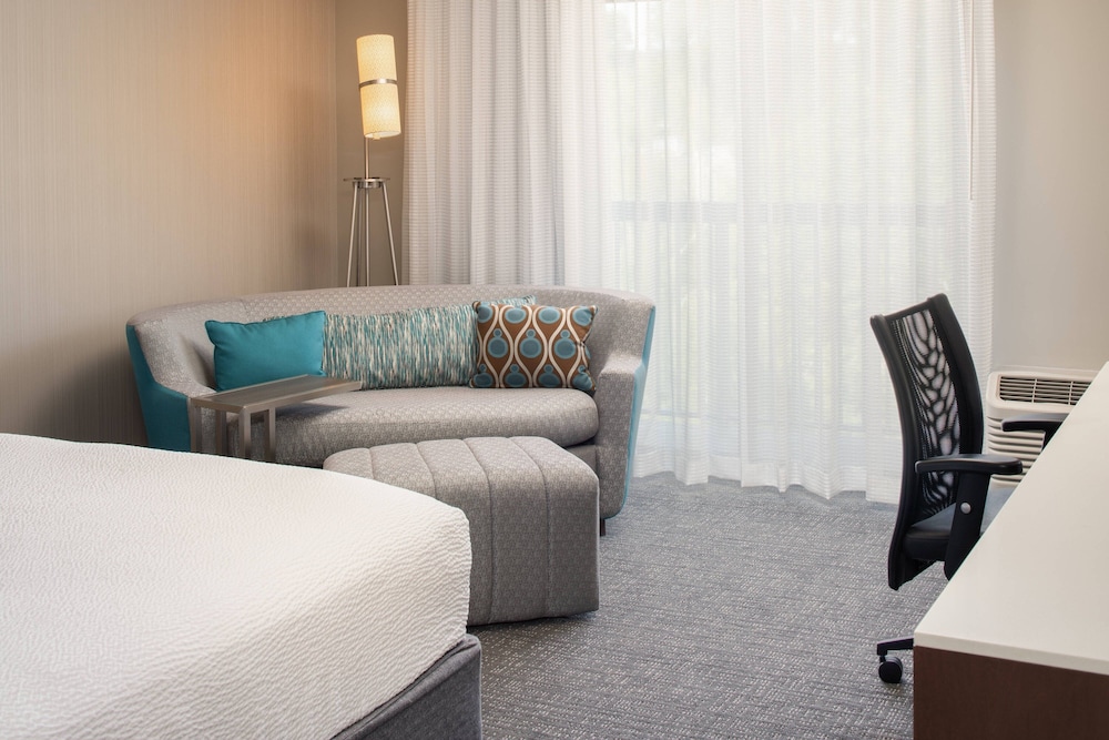 Room, 1 King Bed (Hearing Accessible) - Photo 2