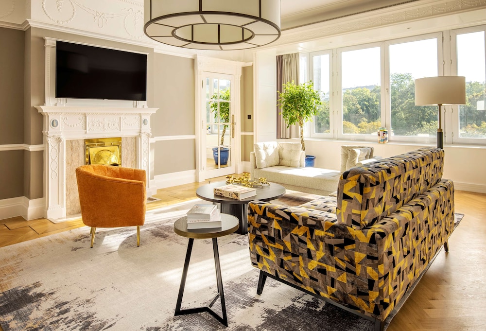 Suite, 1 King Bed thumbnail 5