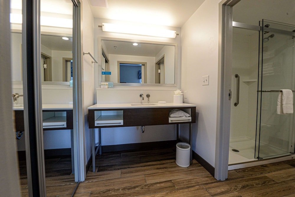 Suite, 1 King Bed, Accessible, Refrigerator & Microwave (Hearing) - Photo 8