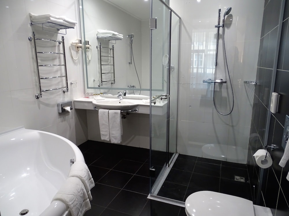 Suite, 1 King Bed, Accessible, Non Smoking photo 2