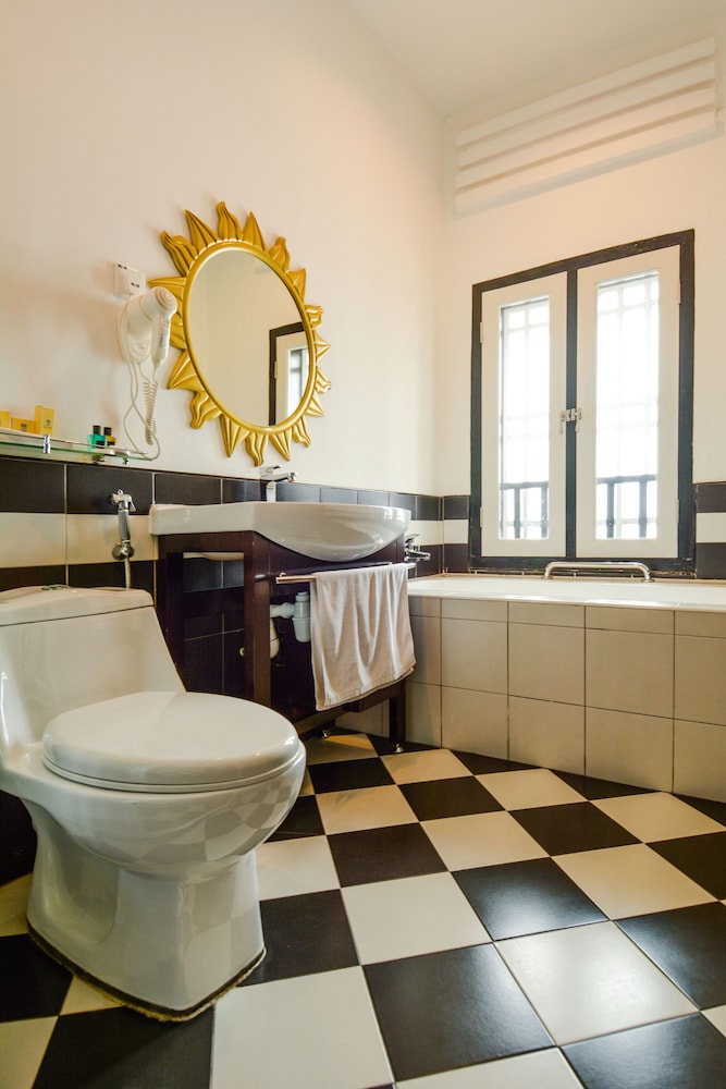 Grand Room, 1 King Bed, Non Smoking, Bathtub photo 3