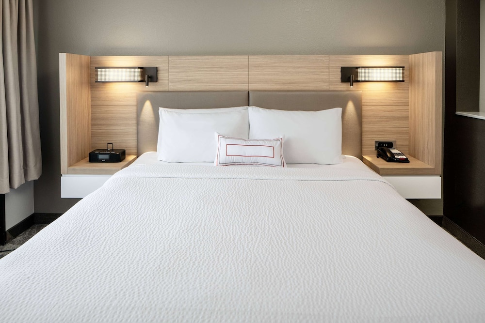 Deluxe Room, 1 King Bed with Sofa bed photo 2