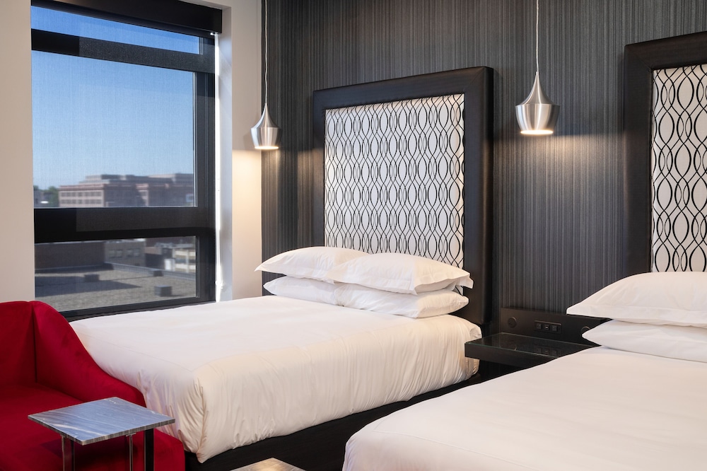 Standard Room, 2 Queen Beds, City View (Swanky Red QQ) photo 2