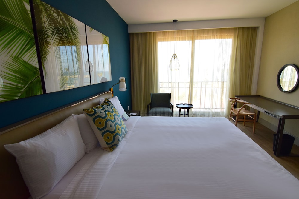 Superior 1 King Bed Ocean View