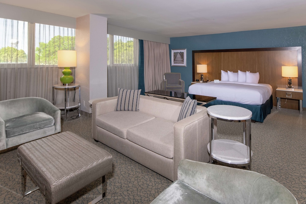 Deluxe Studio Suite, 1 King Bed - Photo 2