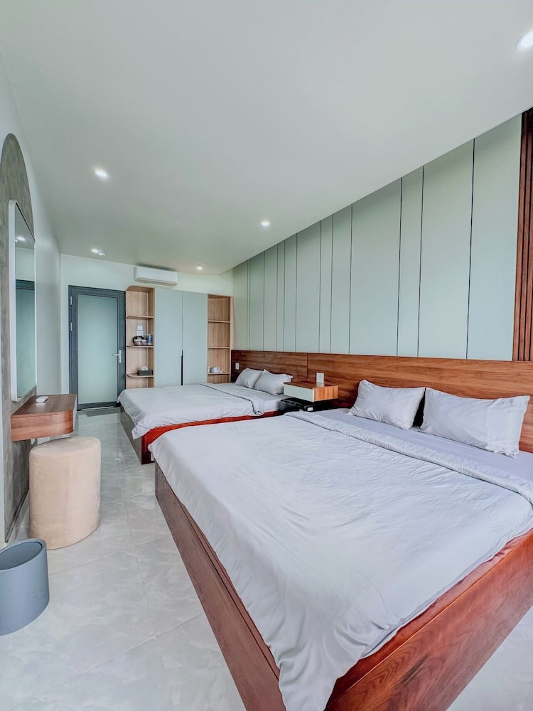 Deluxe Quadruple Room, Beach View photo 2