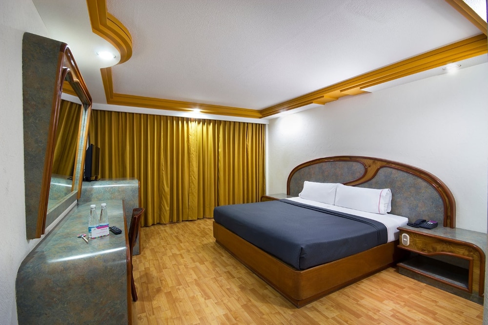 Standard Room, 1 King Bed, Non Smoking photo 3