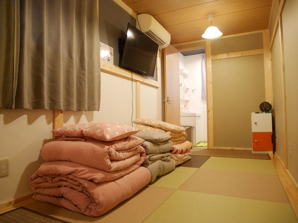 Japanese Style Family Room, Shared Bathroom photo 3
