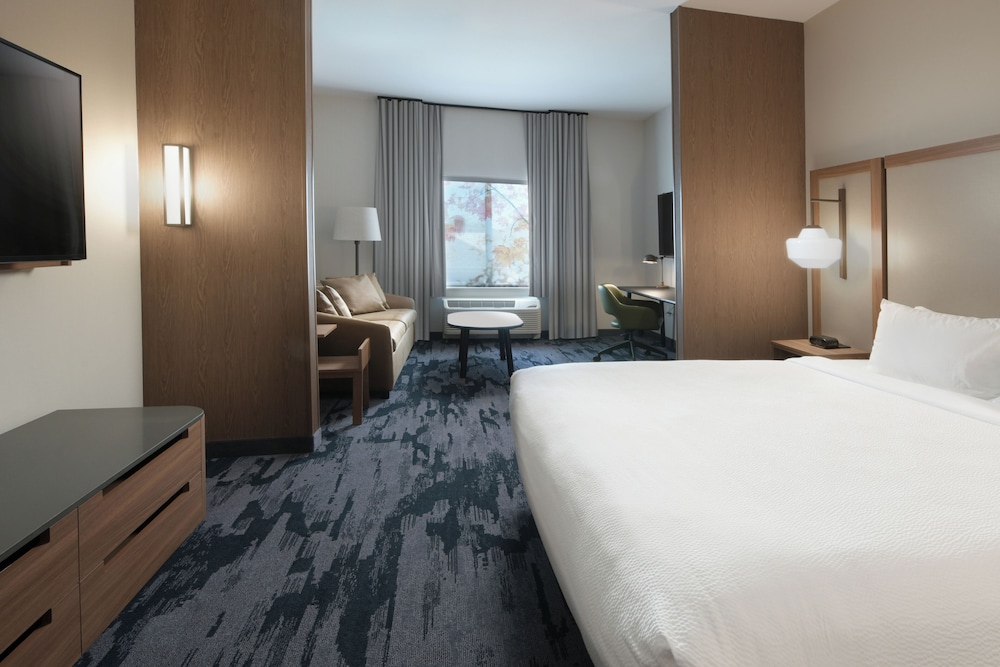 Executive Suite, 1 King Bed with Sofa bed (Mobility/Hearing Accessible, Tub)