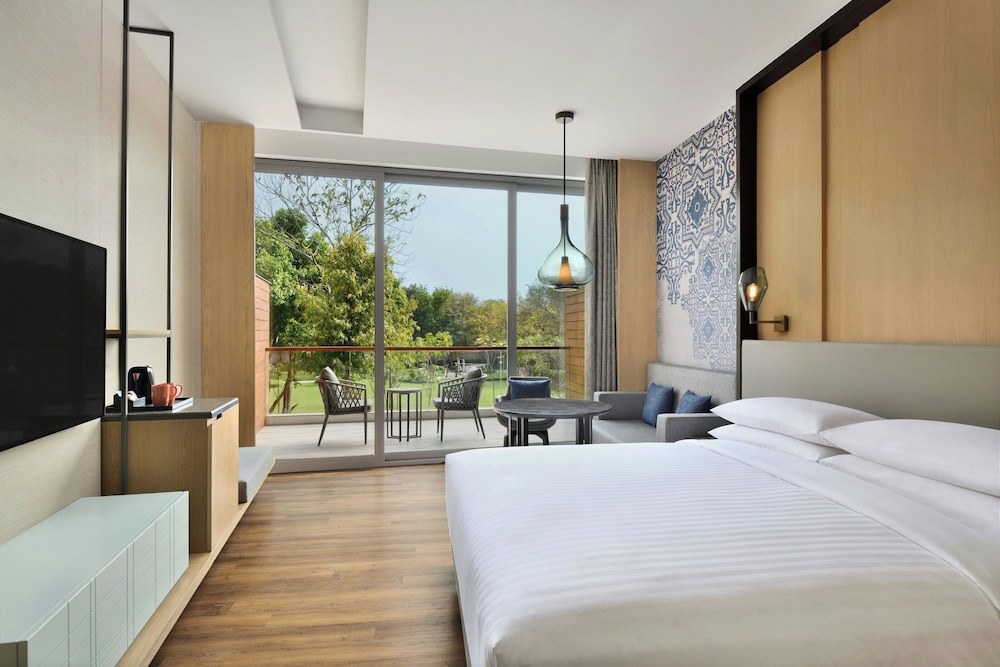 Premier Room, 1 King Bed, Garden View - Photo 2