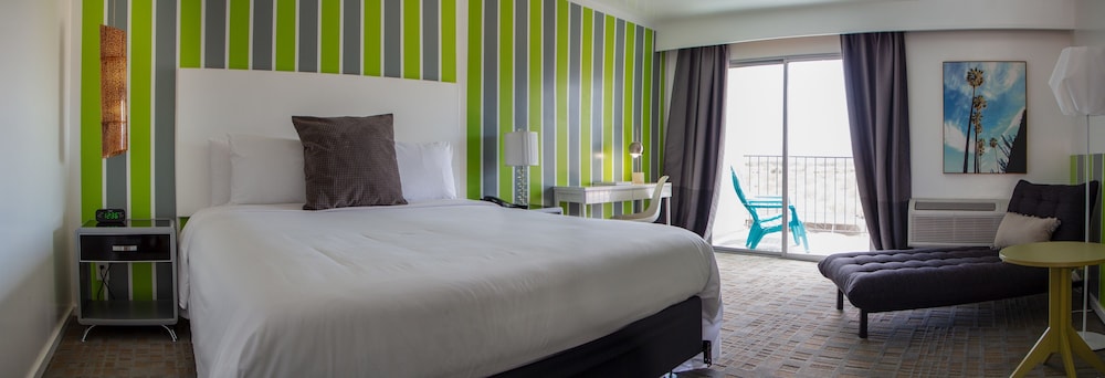 Room, 1 King Bed, Mountain View - Photo 3