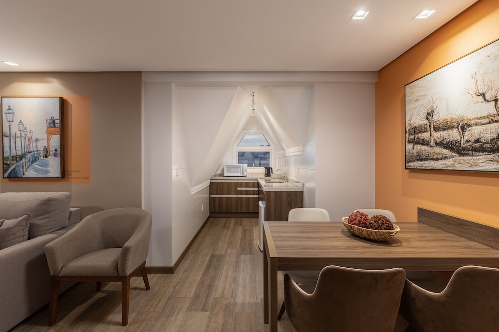 Signature Suite thumbnail 6