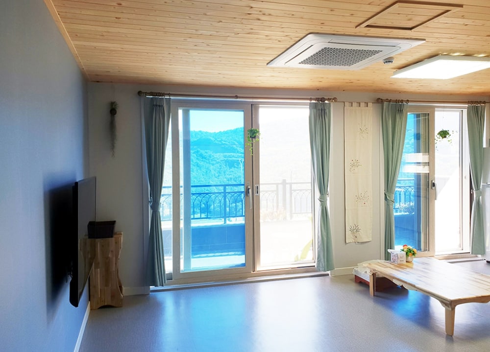 Room (A) photo 1