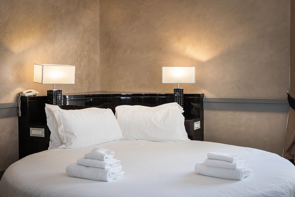 Deluxe Room - Photo 3