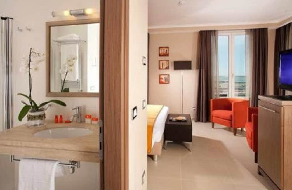 Family Double Room (2 Adults + 1 Child, No 3 Adults) photo 3